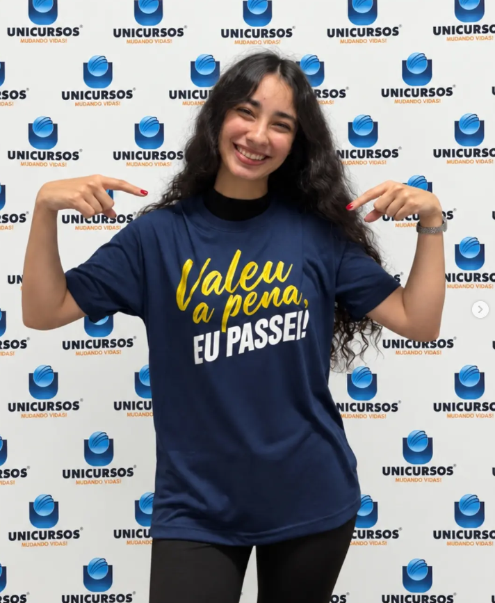 Aluna aprovada com a camiseta Valeu a pena, eu passei