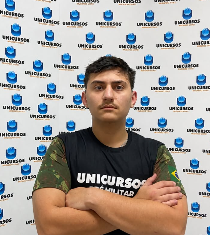 Aluno aprovado do Unicursos com camiseta pré-militar