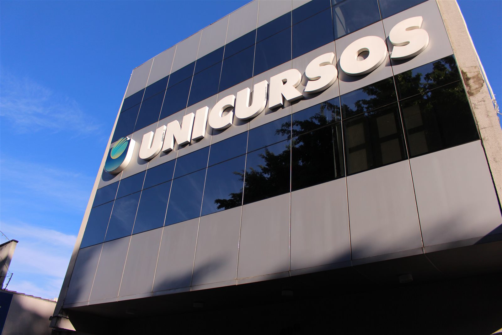 Fachada da unidade Unicursos em São José dos Campos