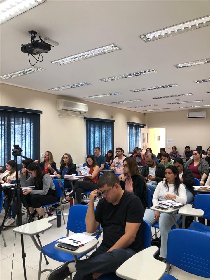 Sala de aula da Unicursos durante uma aula presencial