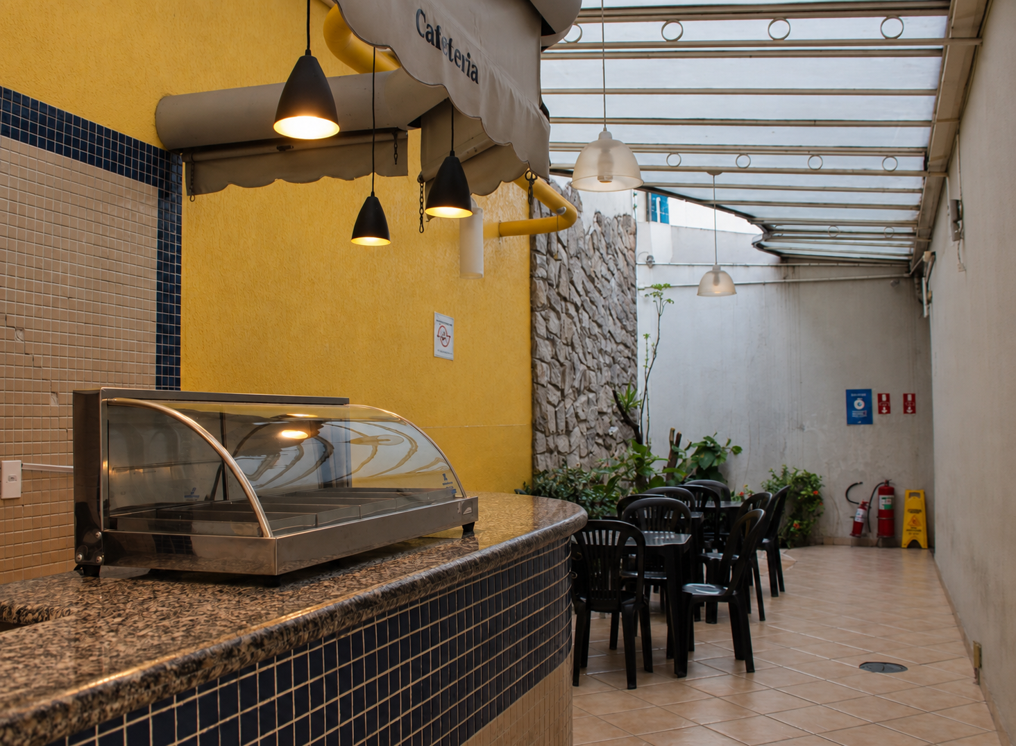 Cantina do Unicursos com balcão e mesas