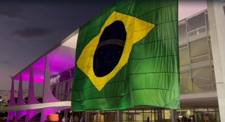 Bandeira do Brasil em frente a um prédio público