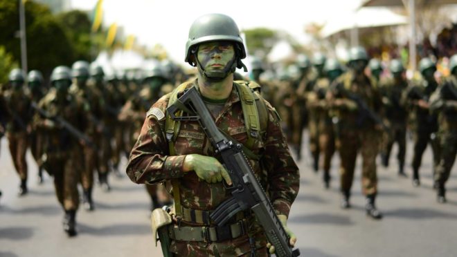 Soldado em formação com tropa ao fundo