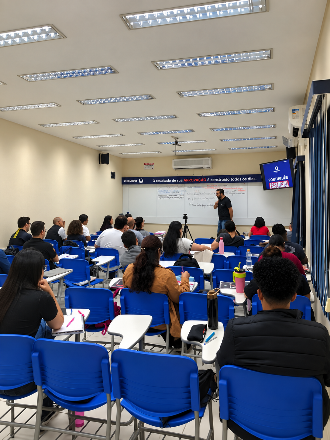 Alunos assistindo aula presencial em sala do Unicursos