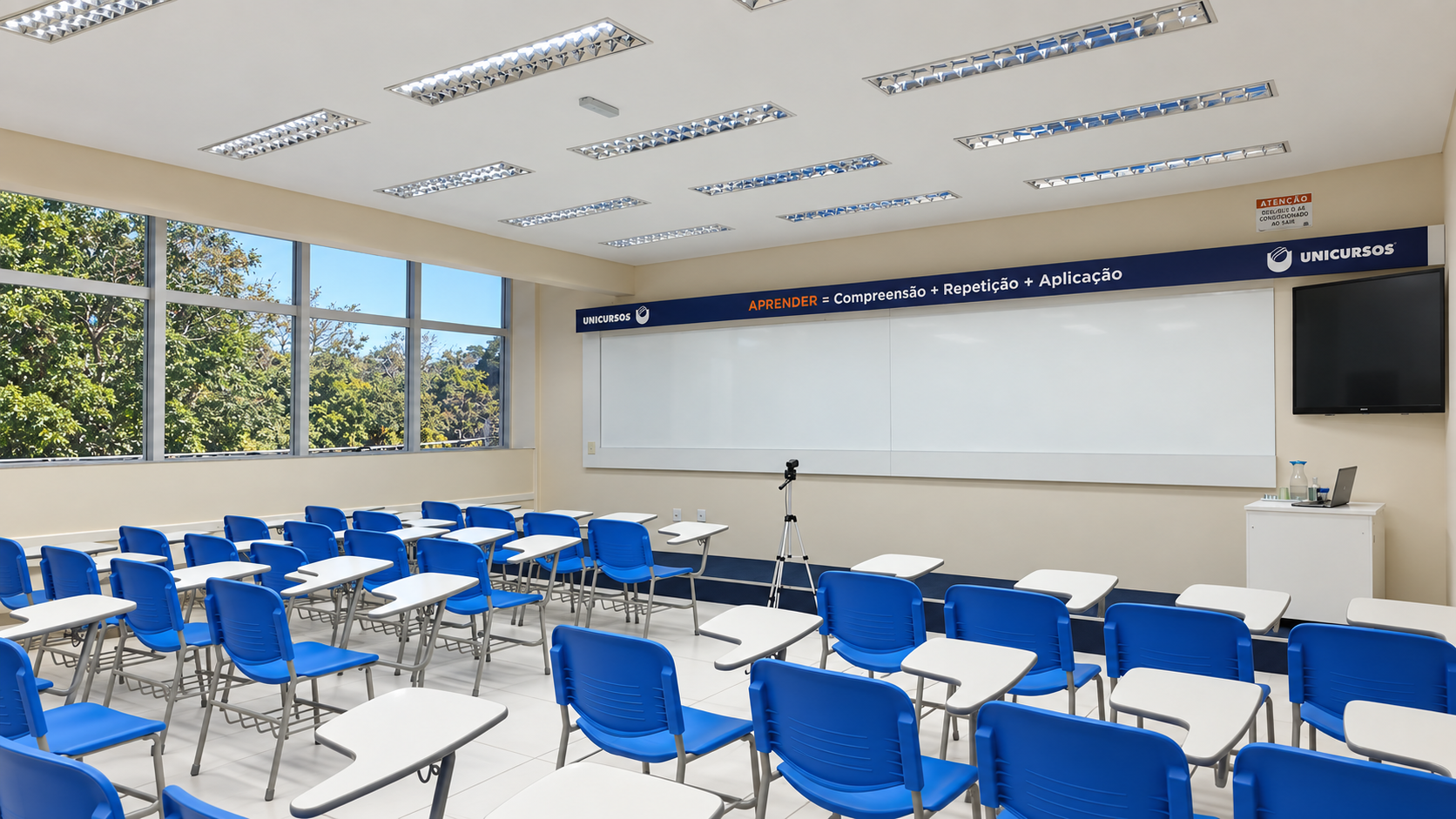Sala de aula climatizada do Unicursos preparada para aulas presenciais