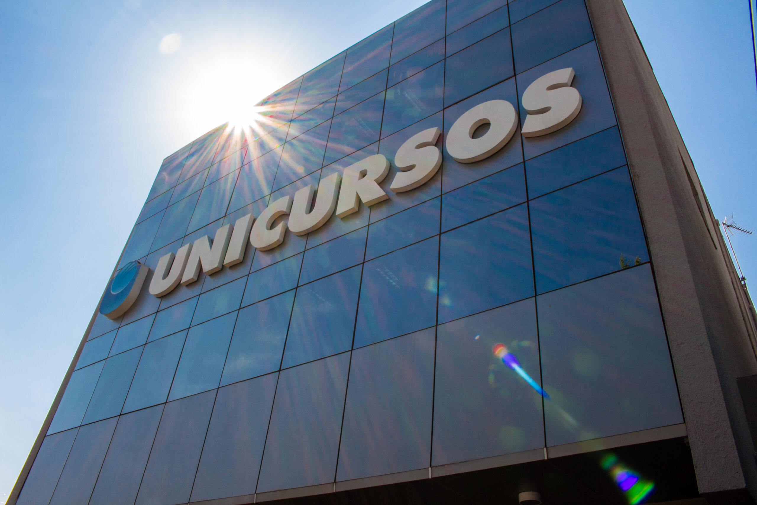 Fachada da sede do Unicursos em São José dos Campos