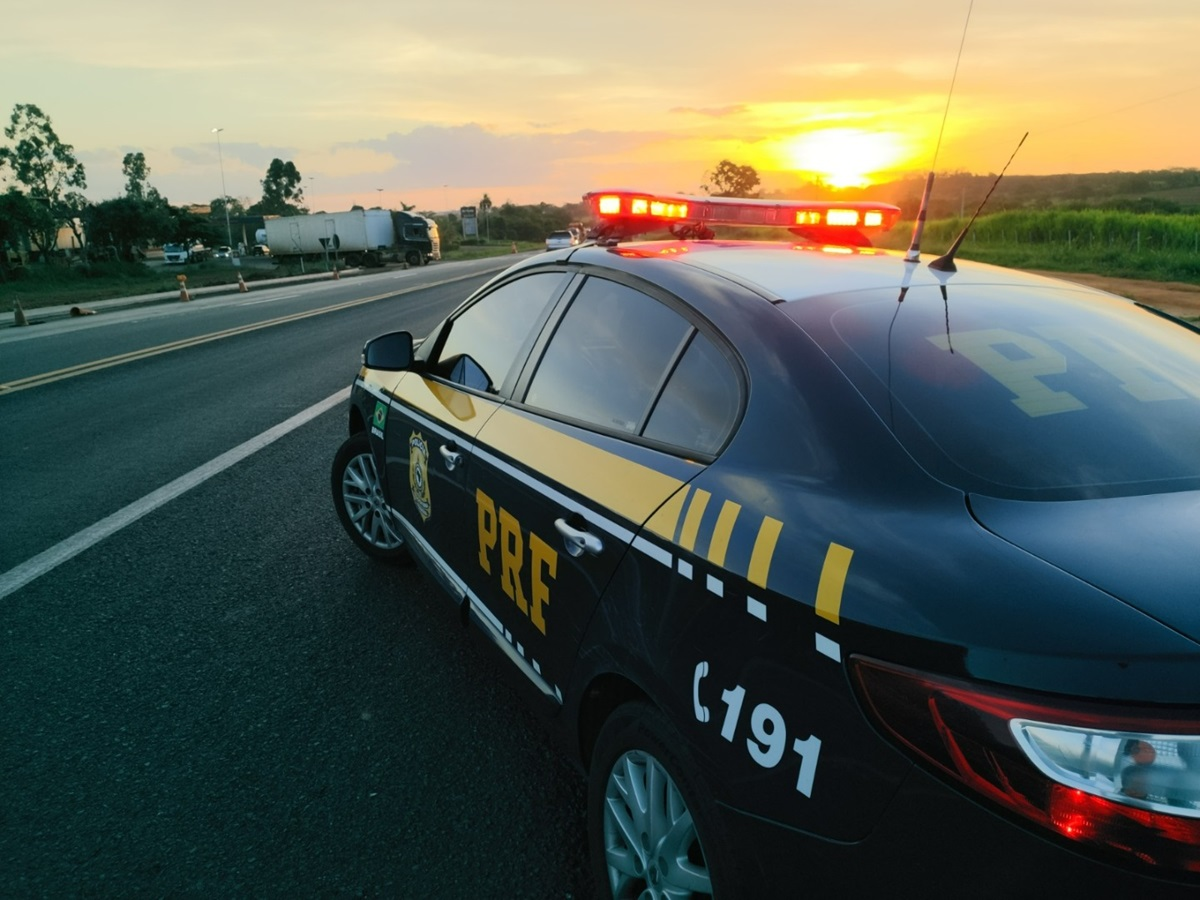 Viatura da Polícia Rodoviária Federal em rodovia